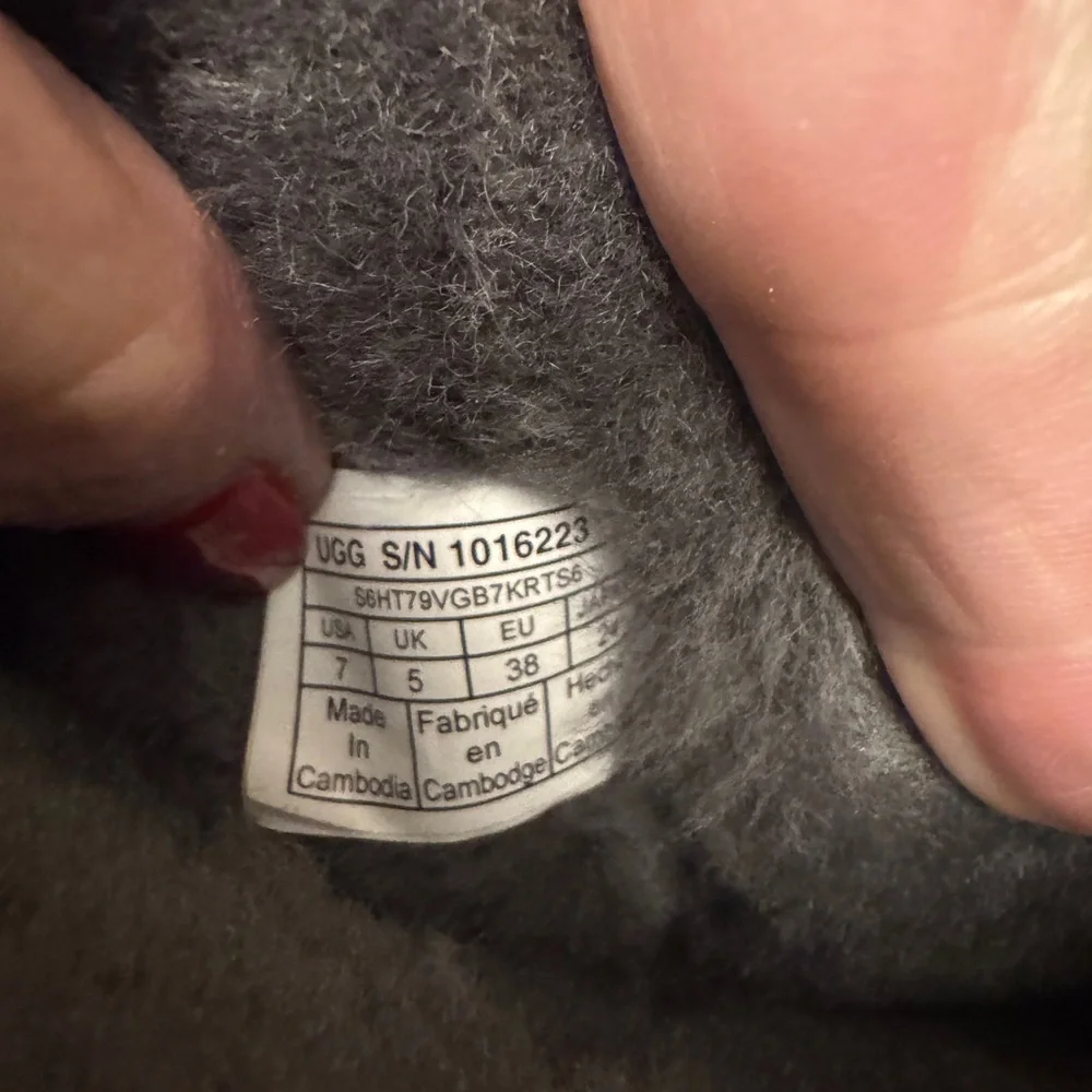 LIKE NEW UGG 🐑 Classic Short II Gray Boots Size 7 - worn once!
